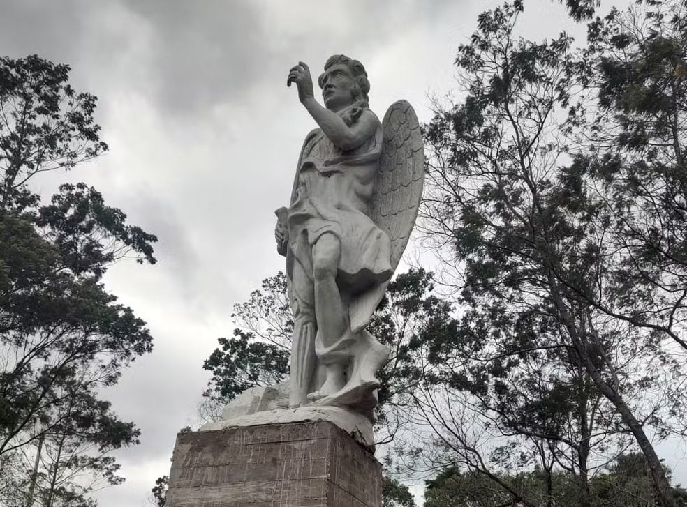 Estátua de Lúcifer erguida em Gravataí pesa uma tonelada e custou R$ 35 mil — Foto: Mestre Lukas de Bará da Rua/Divulgação