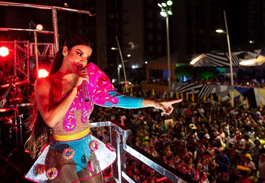 Mari Antunes e Babado Novo se apresentam hoje na festa das Neves .