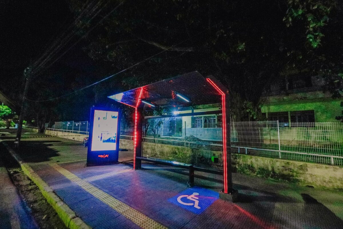 Novos abrigos nas paradas de ônibus de João Pessoa têm tomadas para carregar celulares e iluminação em LED