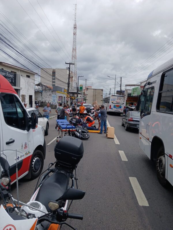 Colisão entre moto e carro deixa motociclista ferido e trânsito parado em Jaguaribe