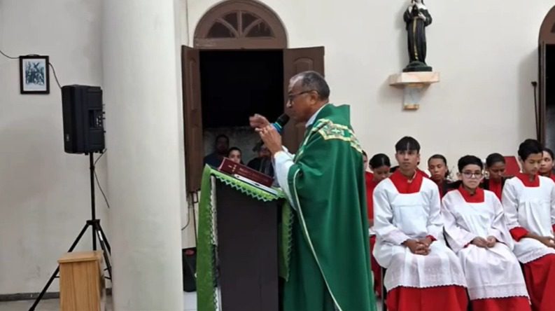 Padre se revolta contra políticos durante missa e diz que eleitores serão esquecidos: "de hoje a 15 dias, vocês se danem"