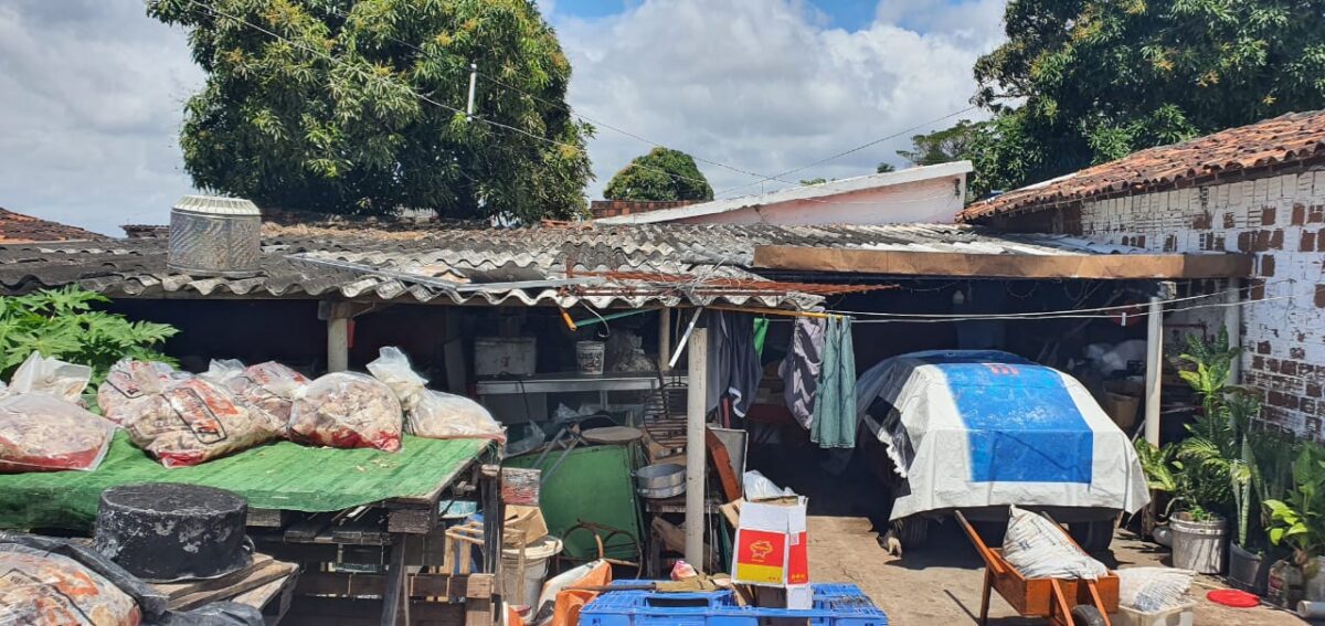 Polícia fecha duas fábricas clandestinas em João Pessoa e leva mais de uma tonelada de carne estragada para incineração