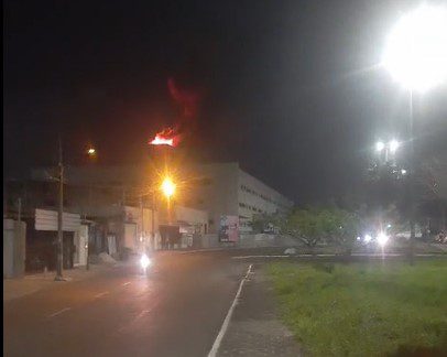 Curto-circuito provoca grave incêndio nas obras do Hospital da Mulher em Cruz das Armas