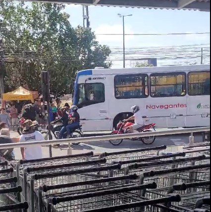 Mulher é atropelada por ônibus em Mangabeira