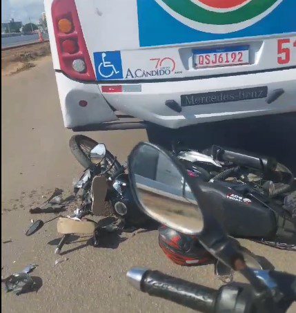 Motocicleta vai parar debaixo de ônibus em acidente na BR-230, mas ninguém fica ferido