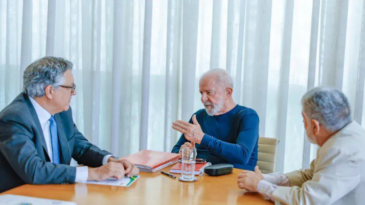 Após acidente doméstico, Presidência divulga fotos de Lula em reunião com Alexandre Padilha