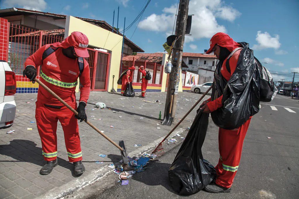 Quase 500 quilos de material de campanha são recolhidos nas ruas de João Pessoa após segundo turno das Eleições 2024