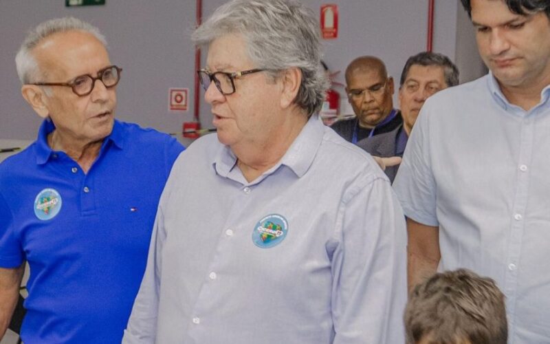 João Azevêdo vota ao lado de Cícero Lucena e Leo Bezerra em João Pessoa