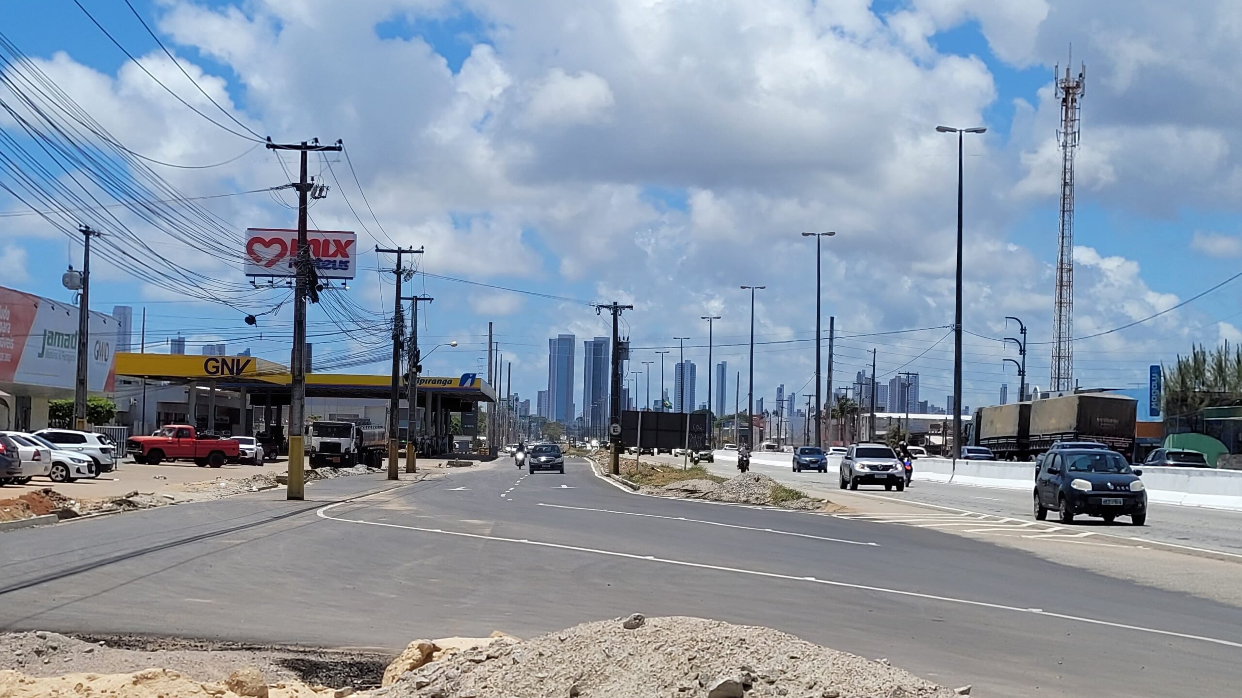 Interdição na BR-230 ocorre após o Carrefour até próximo a passarela do Renascer. (foto: Joaquim Neto)