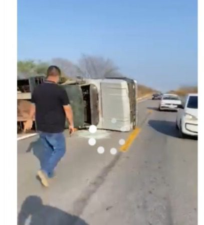 Caminhonete com bois tomba em rodovia próximo a Patos