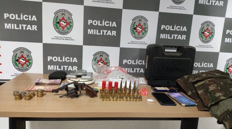 Polícia Militar apreende arma, munições e drogas em comunidade de João Pessoa; Homem é preso ao tentar fugir