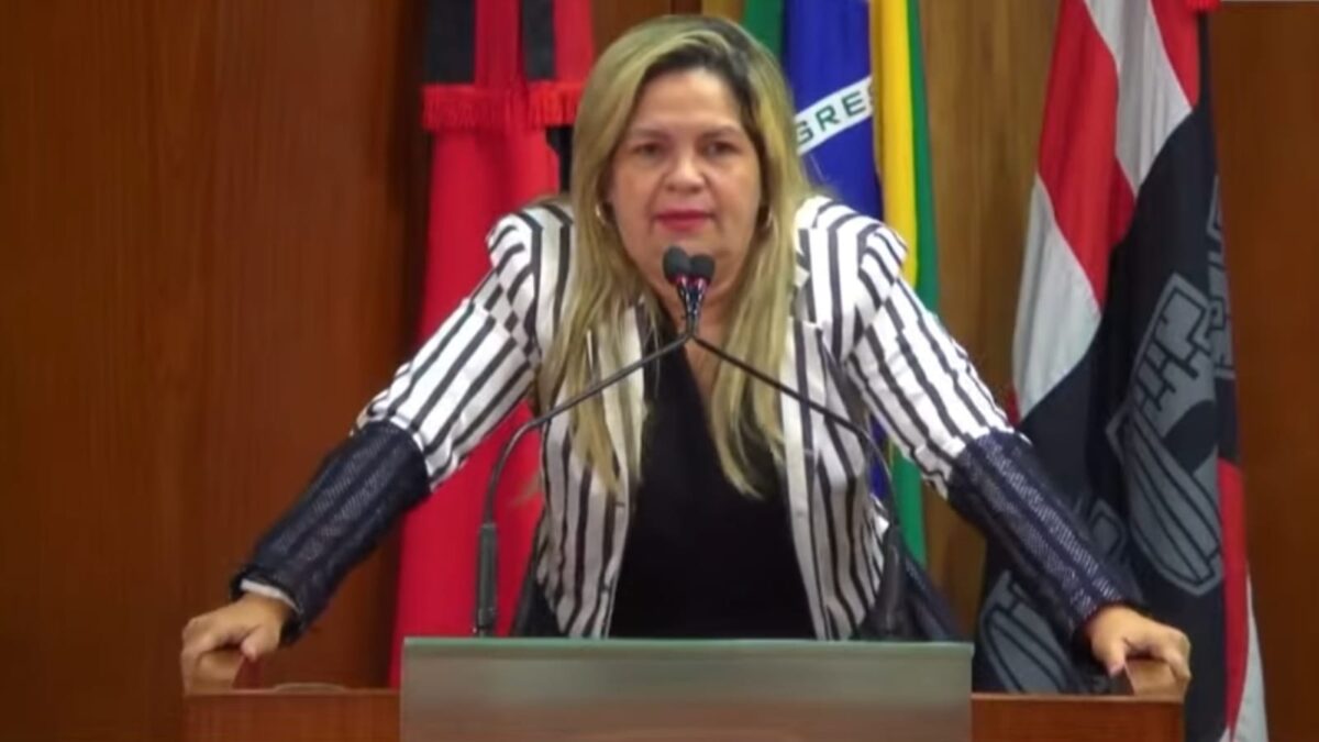 No plenário da Câmara, Raíssa declara ser inocente, acusa Dinho e presidente retruca: "vai ter que provar tudo o que falou"