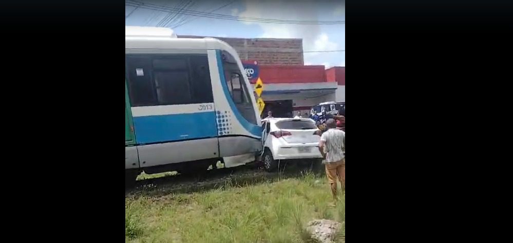 Trem colide com carro que fazia travessia em trilho no bairro Ilha do Bispo