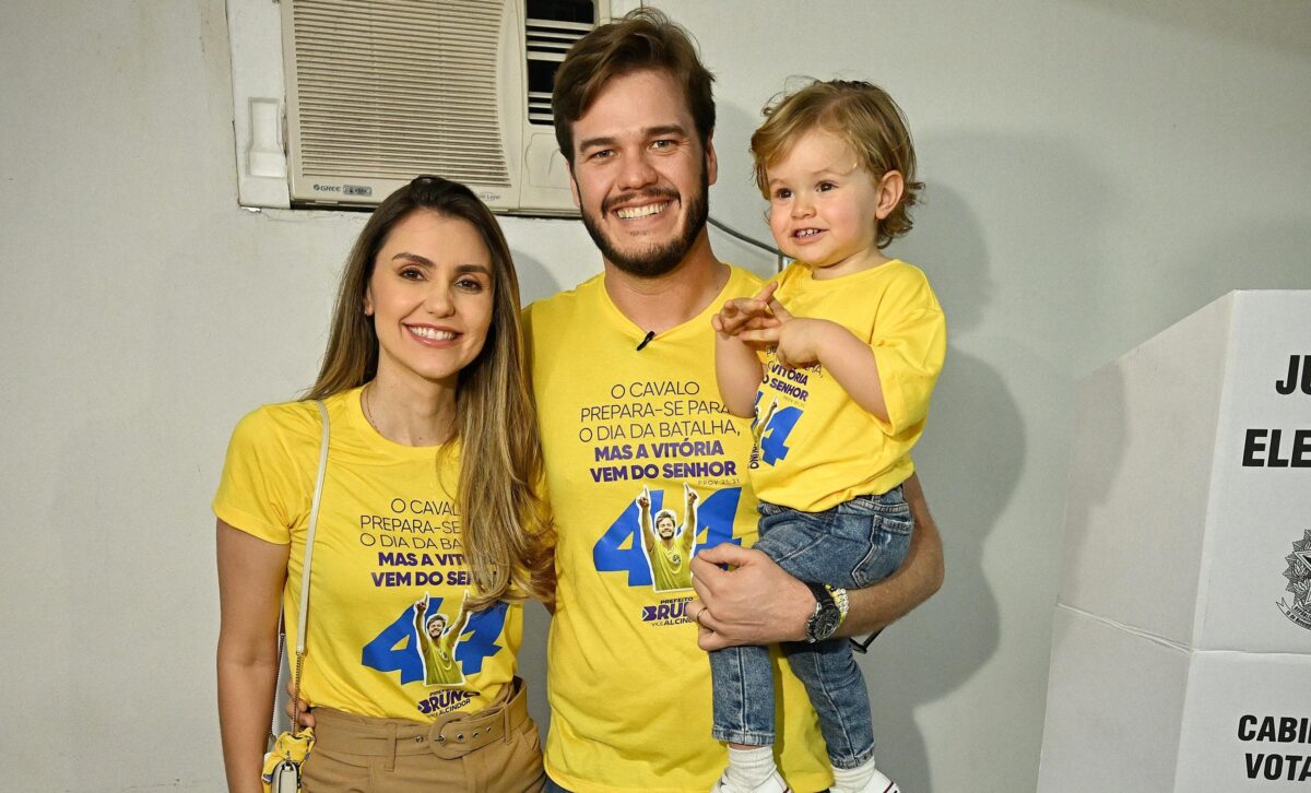 Bruno Cunha Lima vota e afirma estar confiante em relação ao resultado do segundo turno em Campina Grande