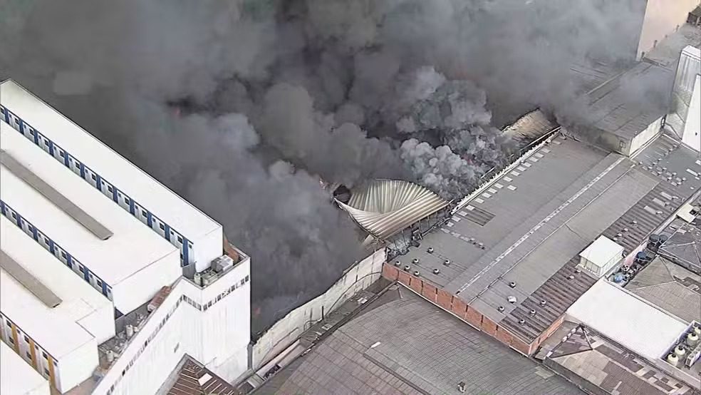 Incêndio de grandes proporções atinge shopping no Brás, em São Paulo, e parte do teto desaba