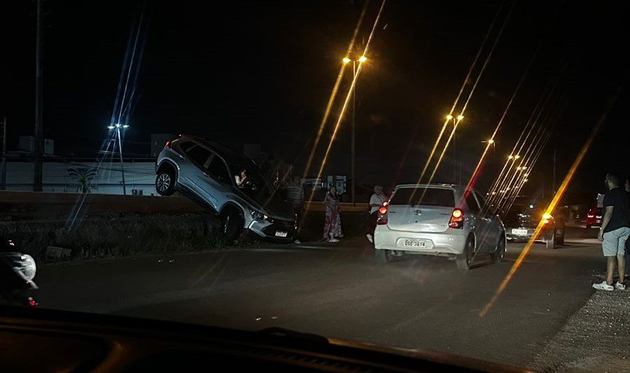 Carro perde o controle no viaduto