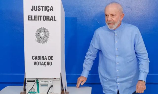 Lula vota em São Bernardo e critica falta de compromisso de candidatos