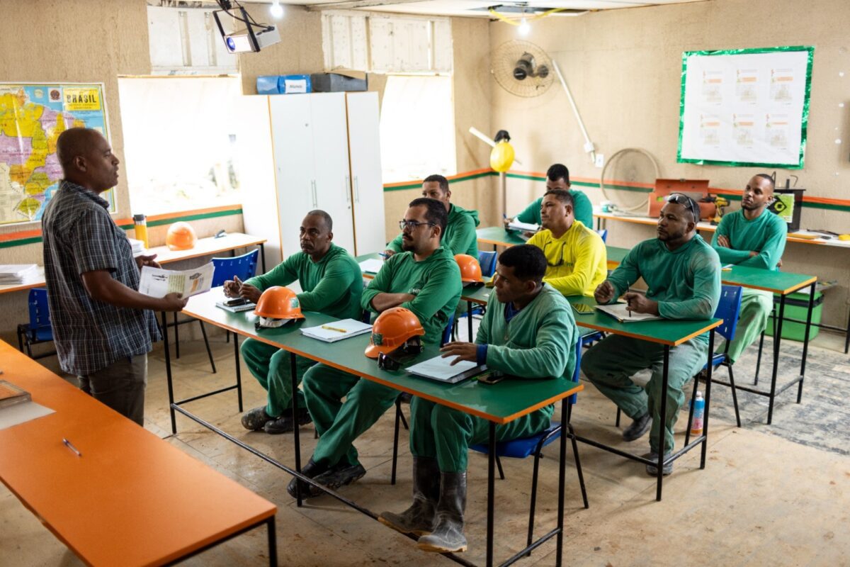 Projeto leva educação aos canteiros de obras e transforma vida de quem não teve oportunidade de estudar