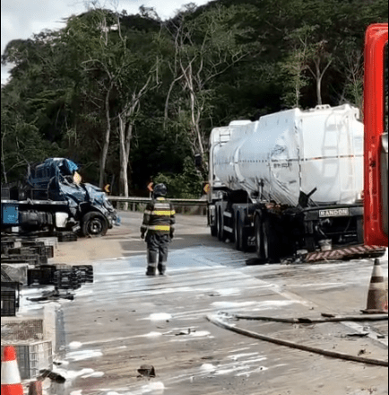 Acidente envolvendo caminhão-tanque bloqueia trecho da BR-101 entre João Pessoa e Goiana