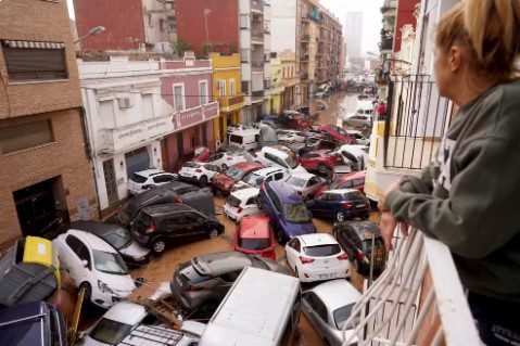 Carros empilhados em rua da Espanha após inundação em 30 de outubro de 2024. — Foto: AP Foto/Alberto Saiz