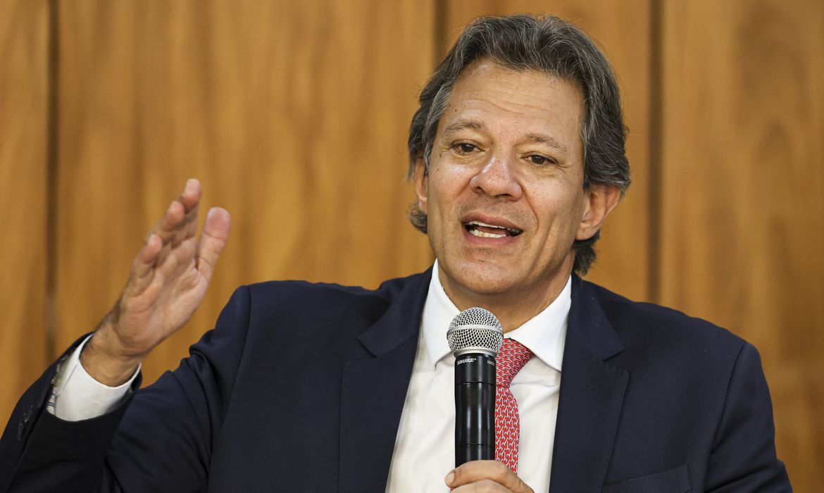 Haddad: governo vai ajustar aposentadorias militares e supersalários