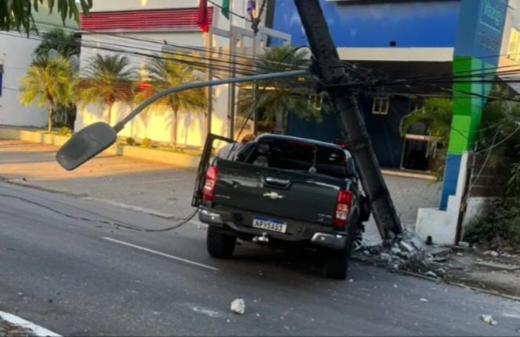 Caminhonete atinge poste e deixa moradores sem energia no Centro de João Pessoa