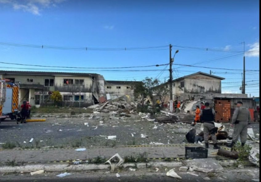 Explosão destrói prédio em Maceió — Foto: Nick Marone/TV Gazeta