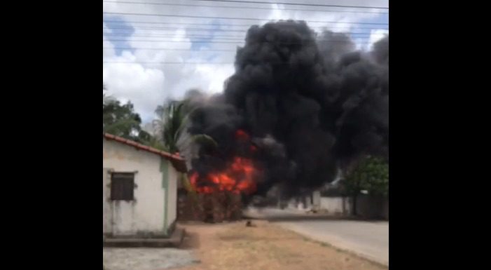 Incêndio em entulhos toma grandes proporções no Colinas do Sul e assusta moradores