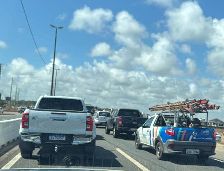 Queda de motociclista deixa trânsito lento na BR-230, em Cabedelo