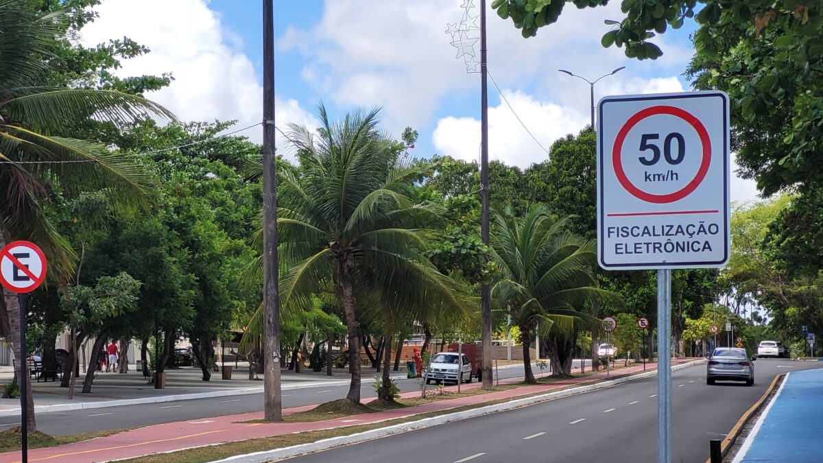 Lombadas estão sendo instaladas no Parque das Três Ruas. (foto: Joaquim Neto/ClickPB)