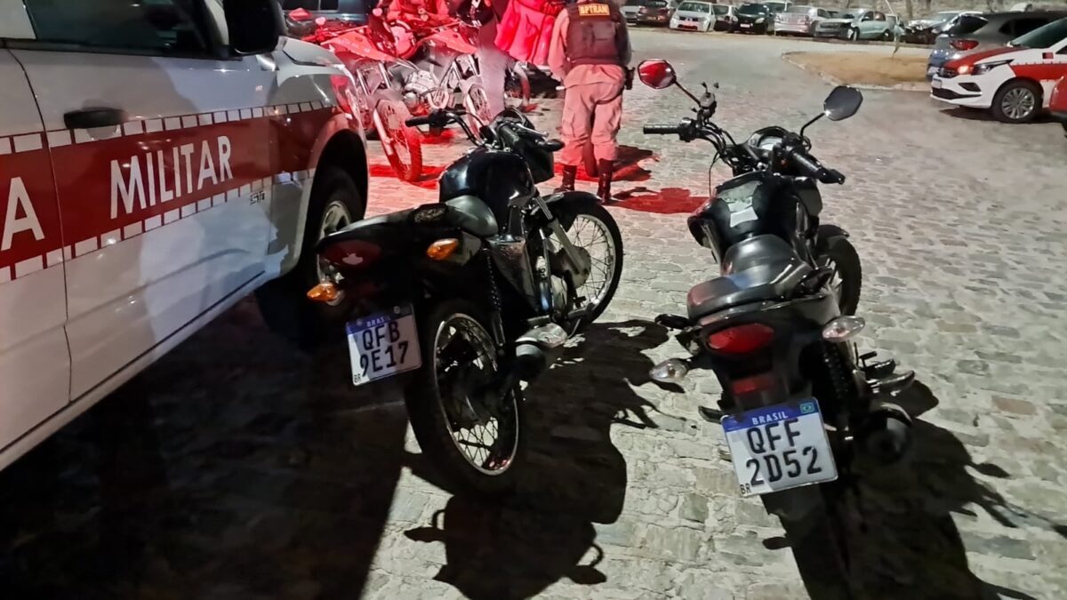 Polícia Militar prende suspeitos de roubo de moto no Oitizeiro; arma e motocicletas são apreendidas