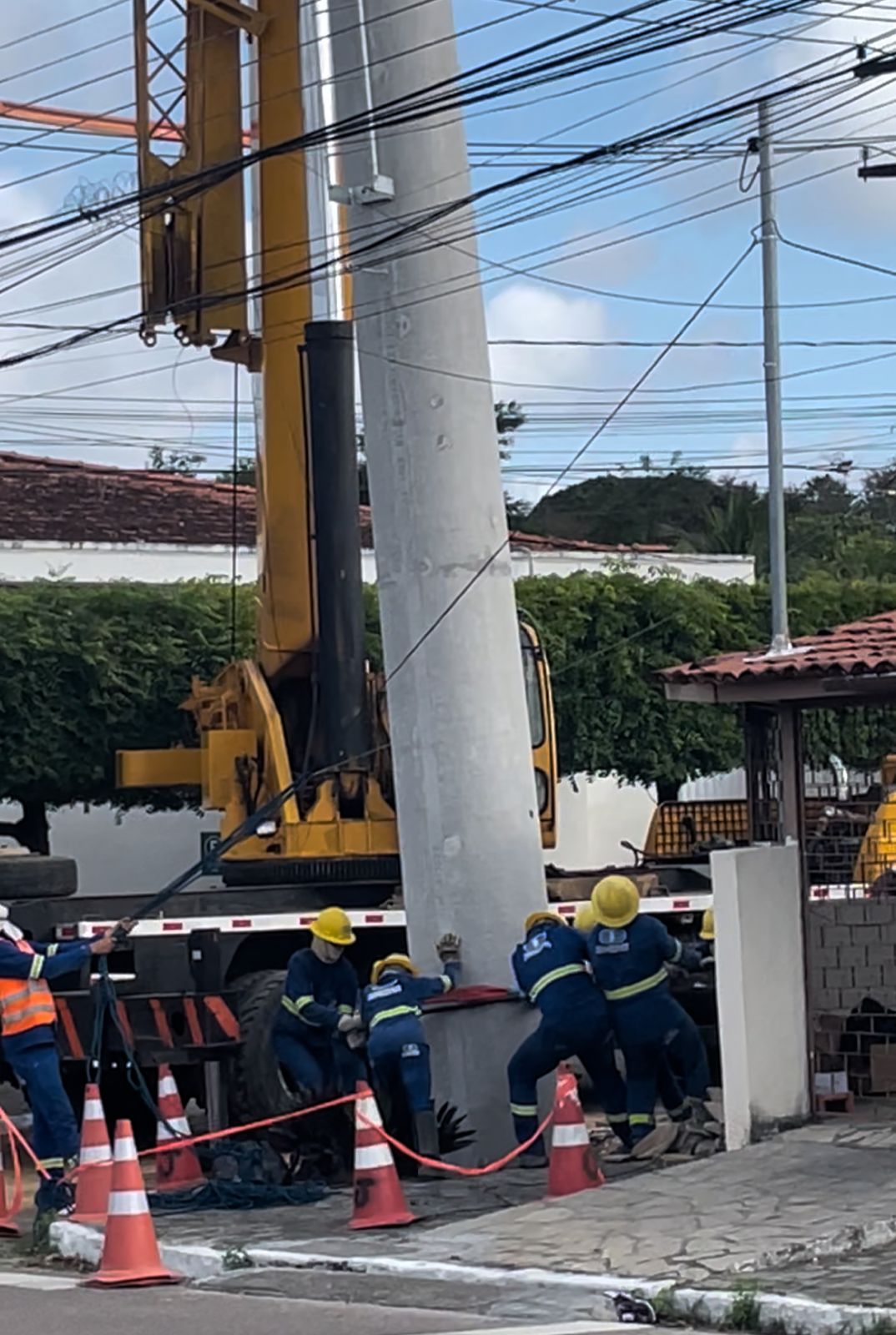 Postes de alta tensão são instalados em bairros de João Pessoa