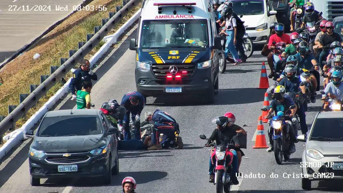 Acidente entre carro e moto deixa uma pessoa ferida no viaduto do Cristo; trânsito lento é registrado no local