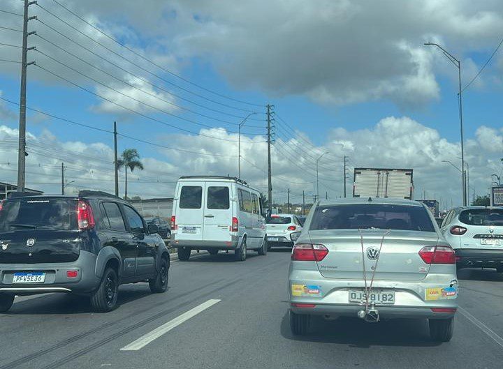 Carreta quebra na BR-101 e provoca congestionamento entre João Pessoa e Bayeux