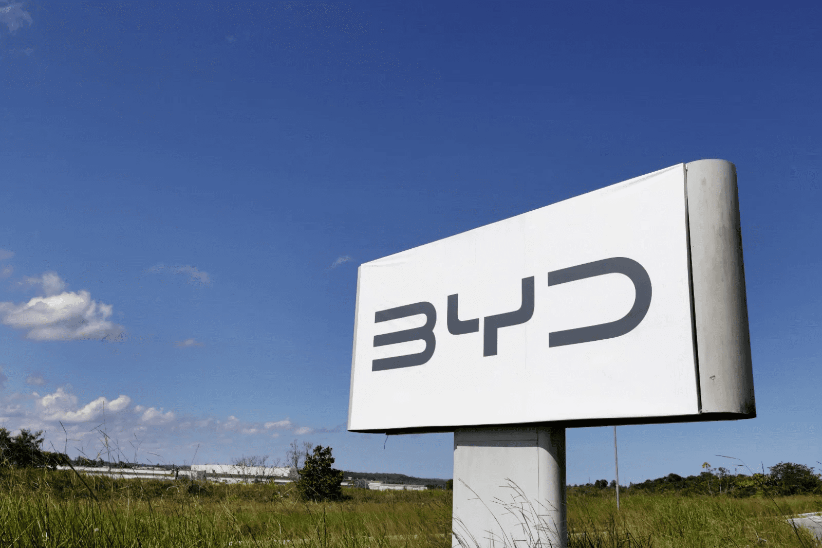 Fábrica da BYD é alvo de investigação por denúncia de trabalho degradante