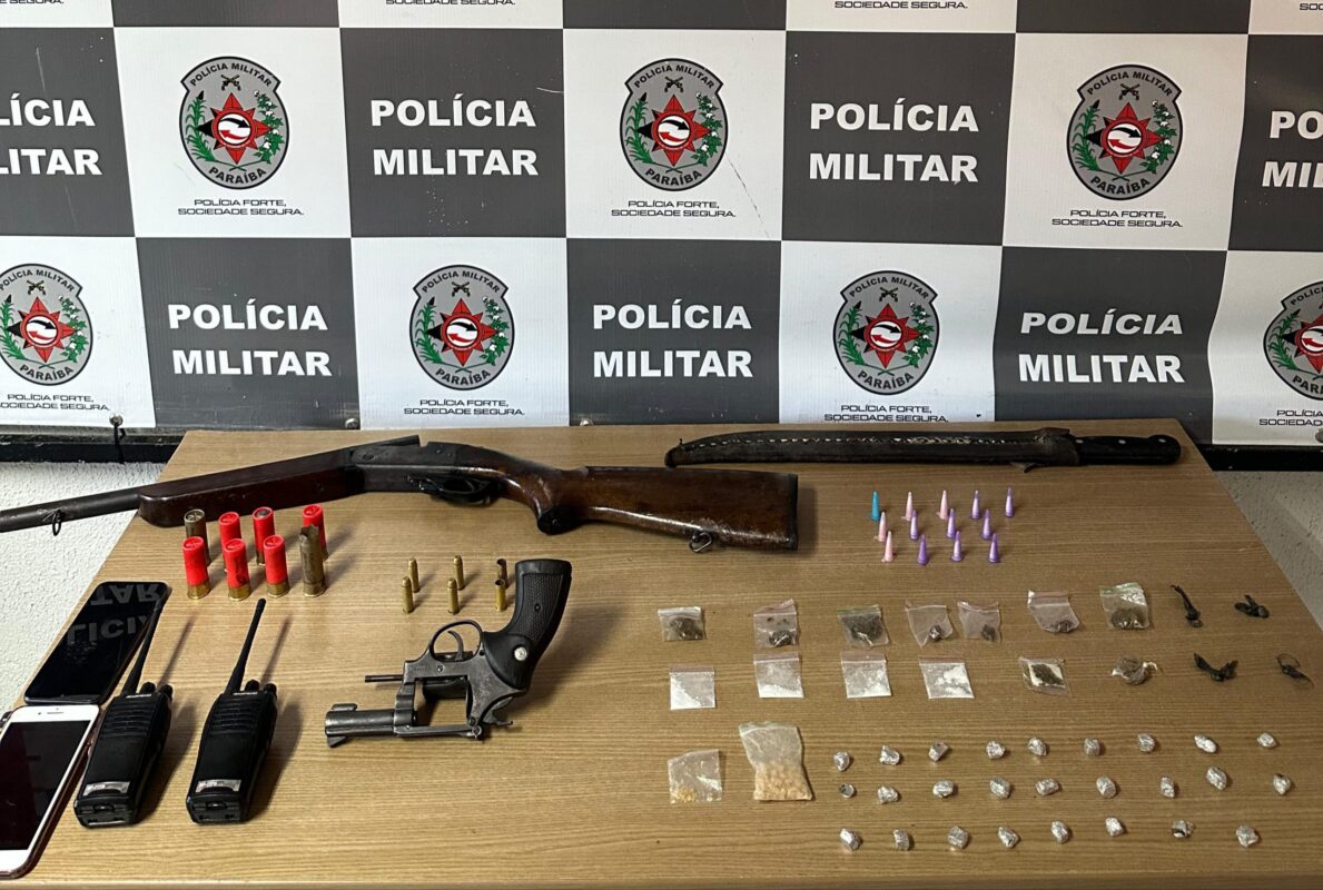 Polícia militar prende quatro suspeitos por tráfico de drogas em Cabedelo; armas e radiocomunicadores foram apreendidos