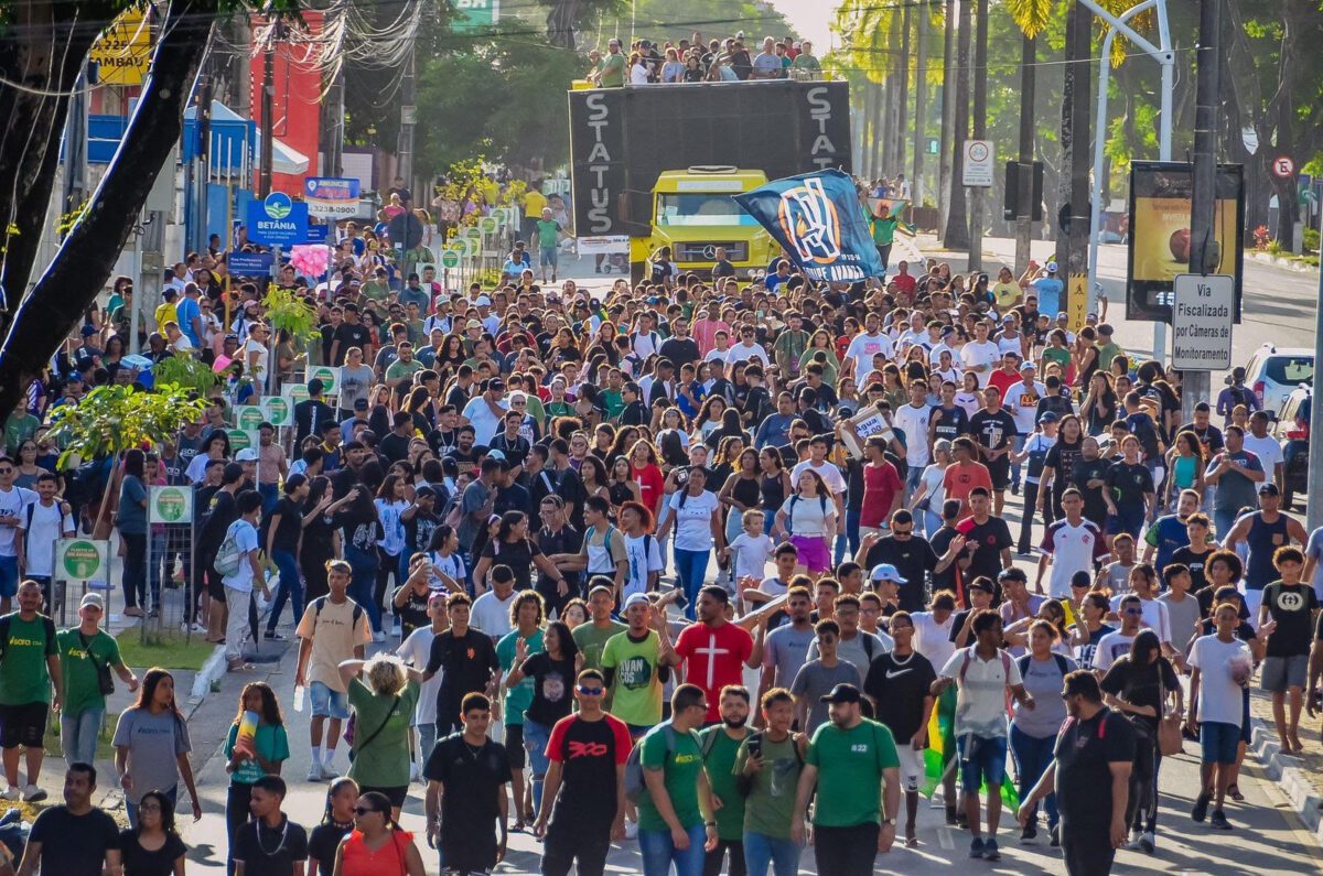 Louvor nas Varandas abre a Gabriel Gudes fecha Marcha Para Jesus