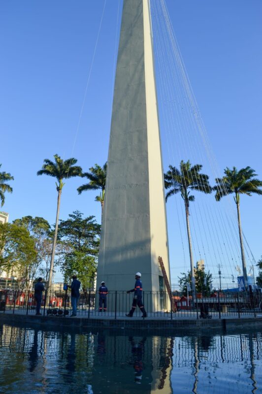 Montagem da árvore natalina de 45 metros no Parque Evaldo Cruz para o Natal Iluminado 2024 de Campina Grande está em andamento