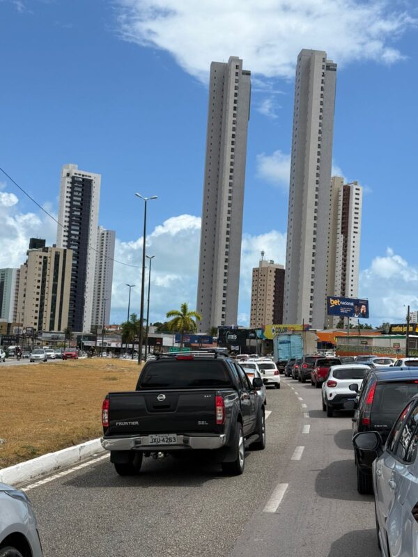 Engarrafamento em trecho da BR-230 com obras da triplicação deixa trânsito lento sentido João Pessoa Cabedelo