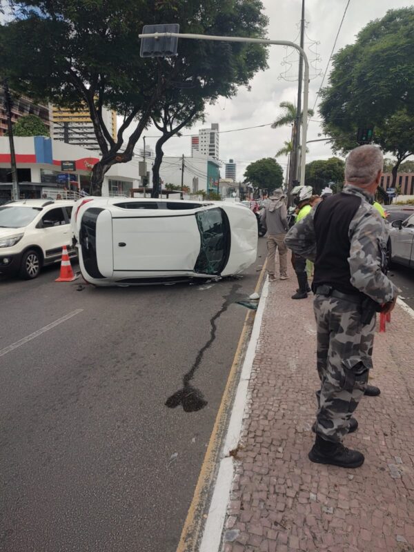 Carro capota e deixa trânsito na Avenida Epitácio Pessoa parcialmente bloqueado