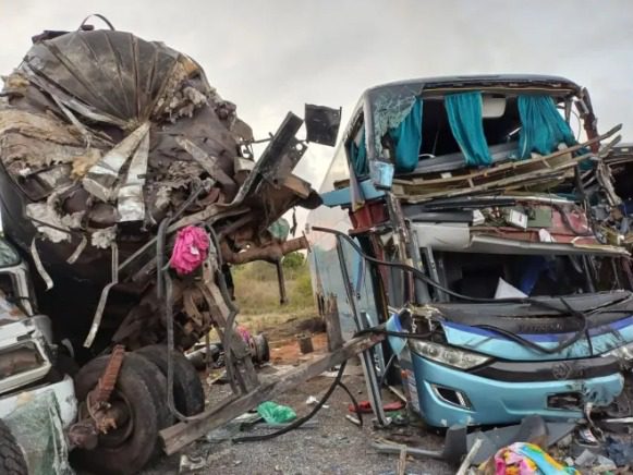 Cinco pessoas morrem e 21 ficam feridas após colisão entre dois ônibus e caminhão na Bahia