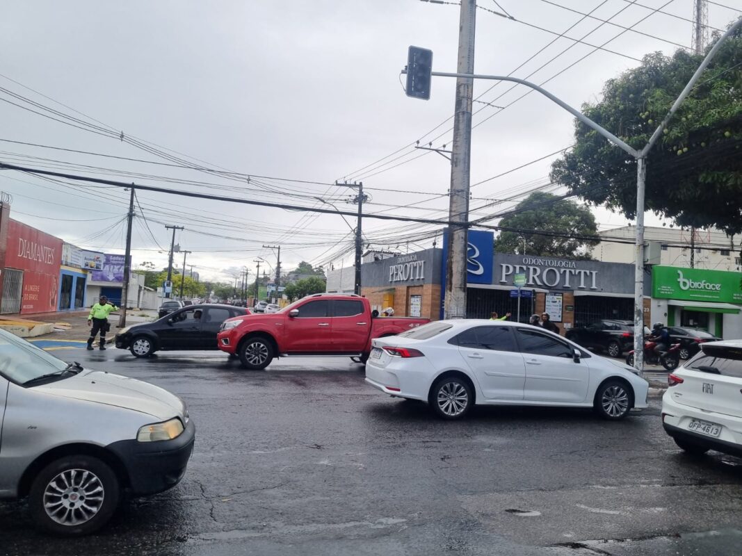 Falta de energia desliga semáforos no Centro da cidade e complica trânsito no local