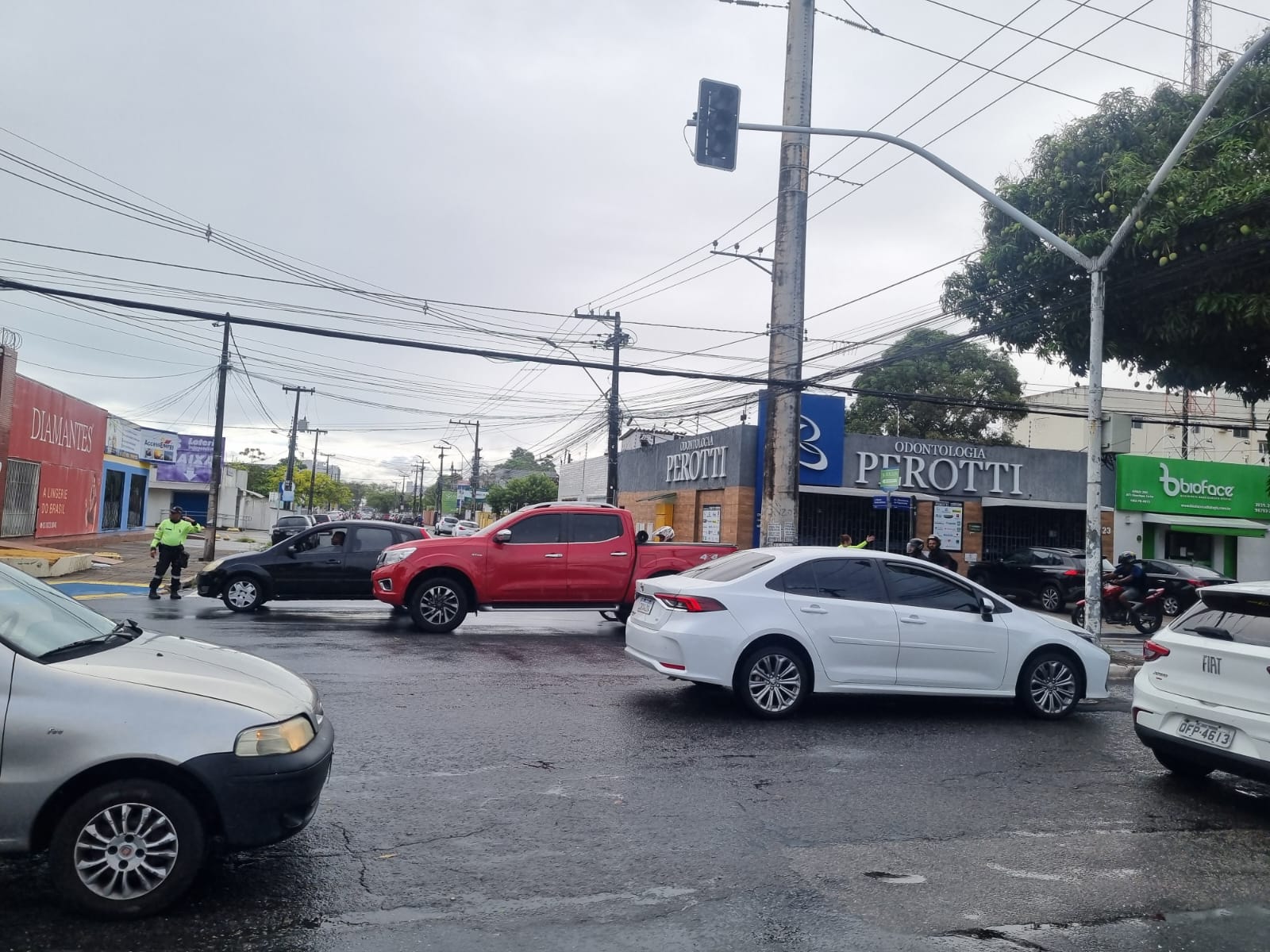 Falta de energia desliga semáforos no Centro da cidade e complica trânsito no local