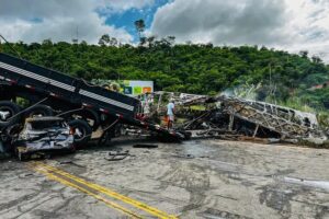 Acidente entre ônibus, carreta e carro deixa 22 mortos e vários feridos em Minas Gerais