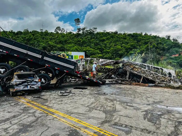 Acidente entre ônibus, carreta e carro deixa 22 mortos e vários feridos em Minas Gerais