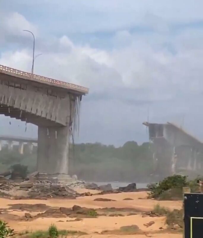 Ponte entre Maranhão e Tocantins desaba sobre rio; veículos trafegavam no momento da queda