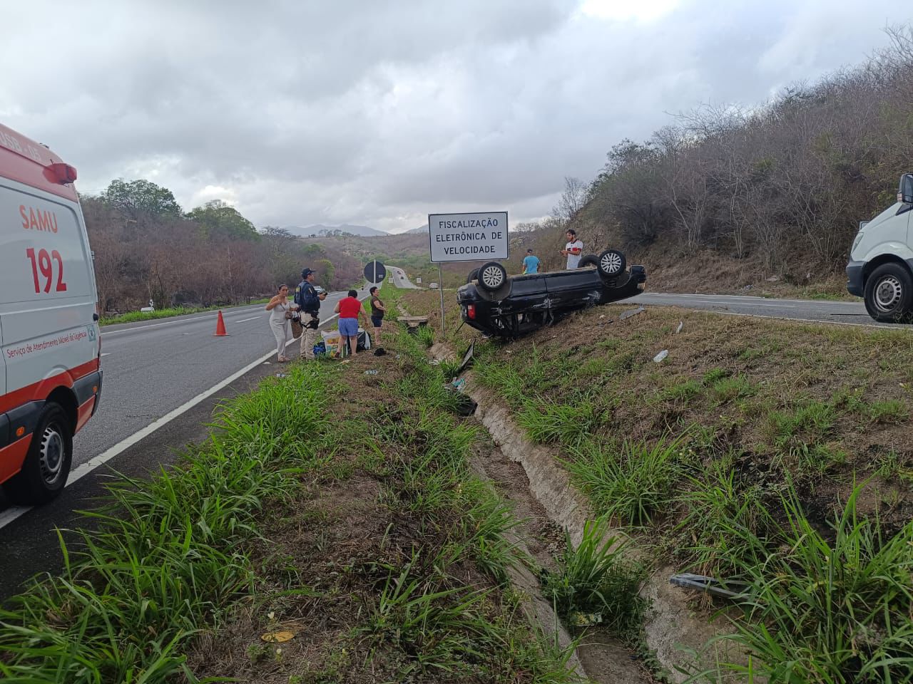 Carro com cinco pessoas capota na BR-230 em Campina Grande; condutor fica ferido