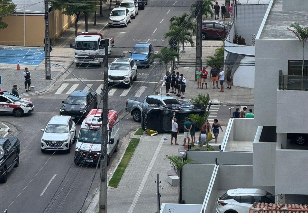 Dois veículos colidem e vão parar em cima da calçada em Tambaú