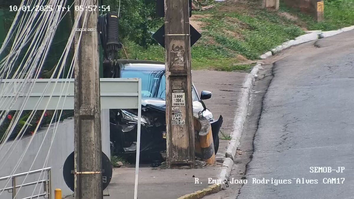 Carro bate de frente em poste na avenida principal dos Bancários