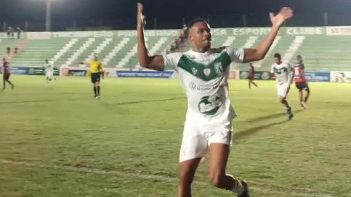 Felipe Jacaré comemora gol em Sousa x Campinense pelo Campeonato Paraibano 2025 no estádio Marizão